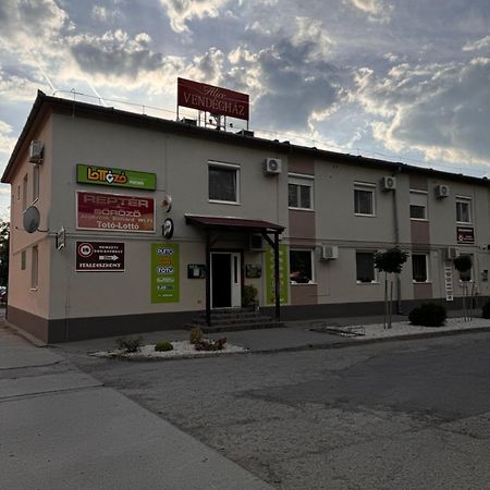 Alice Vendeghaz Bed & Breakfast Kalocsa Ngoại thất bức ảnh